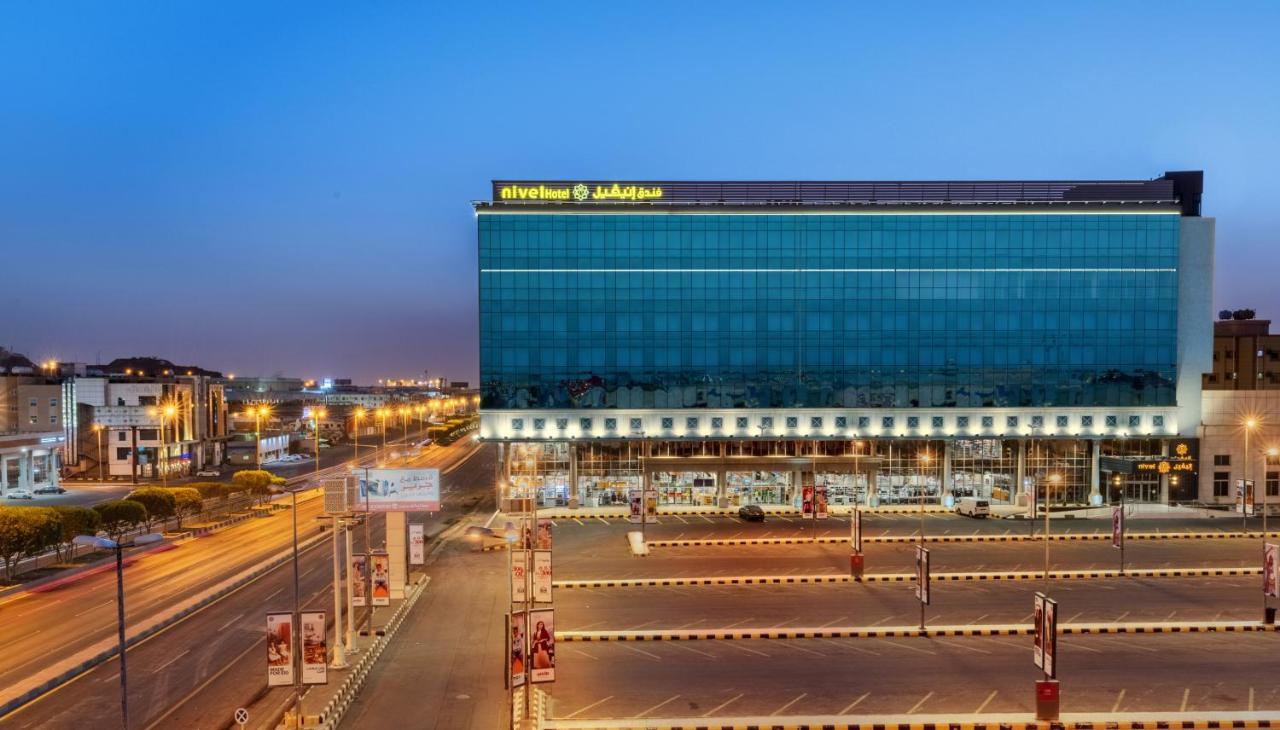 Nivel Hotel Abha Khamis Mushait Eksteriør billede The hotel at night