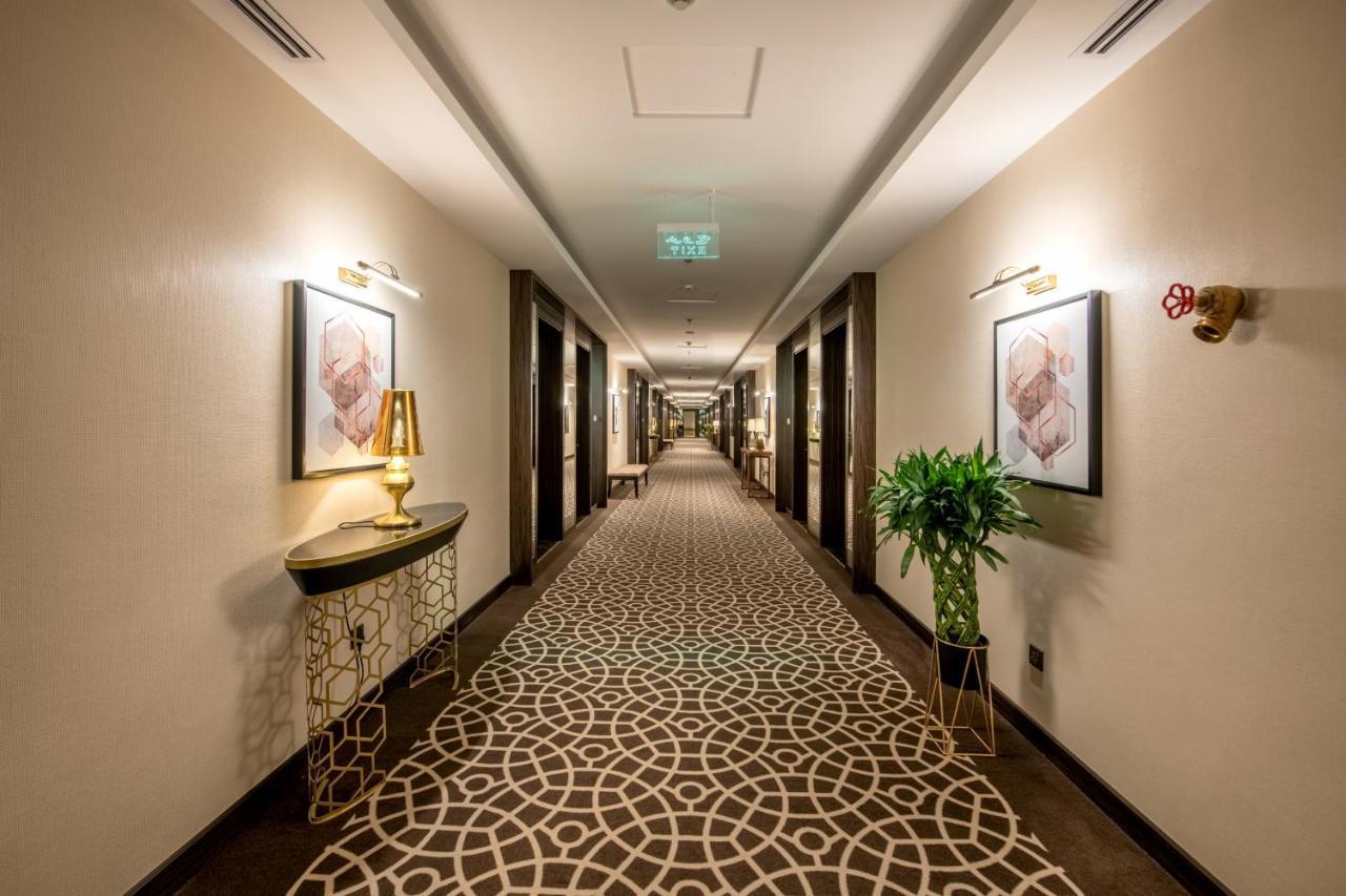 Nivel Hotel Abha Khamis Mushait Eksteriør billede A corridor at the hotel