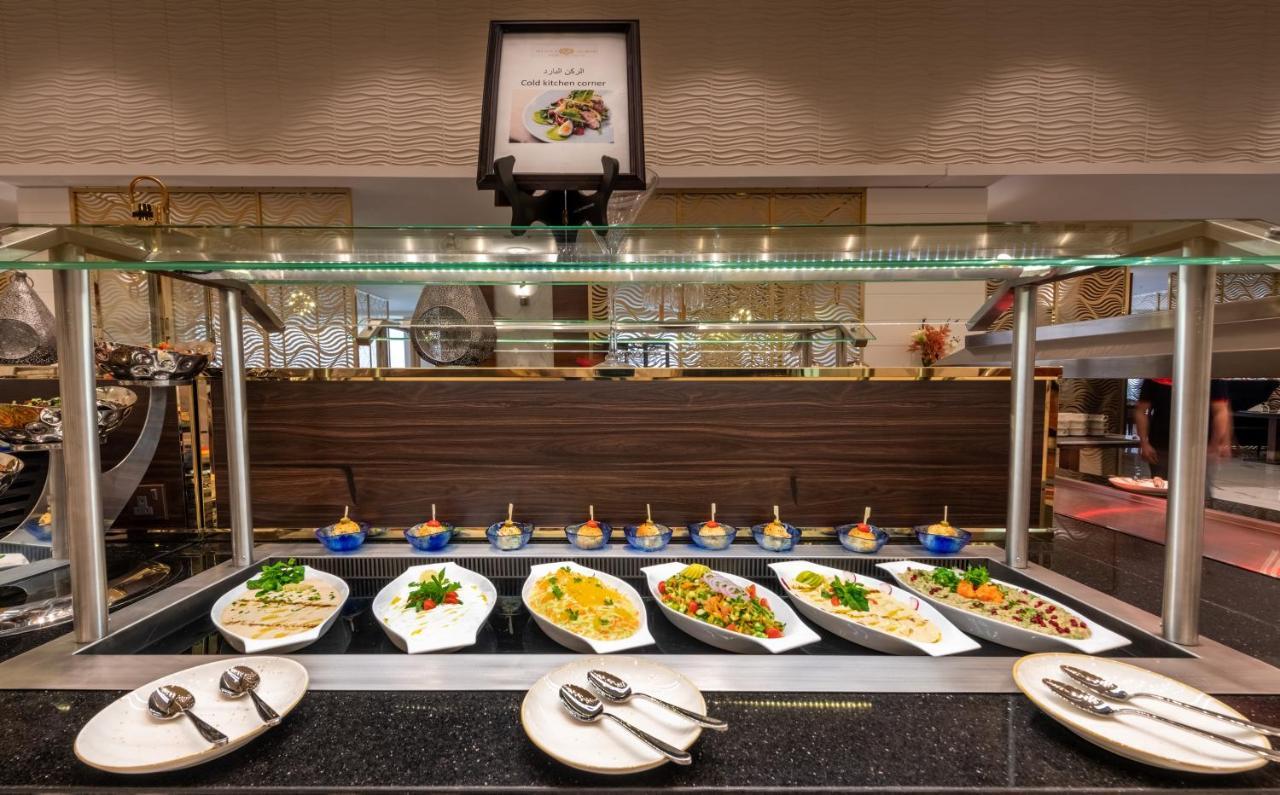 Nivel Hotel Abha Khamis Mushait Eksteriør billede A buffet at a hotel