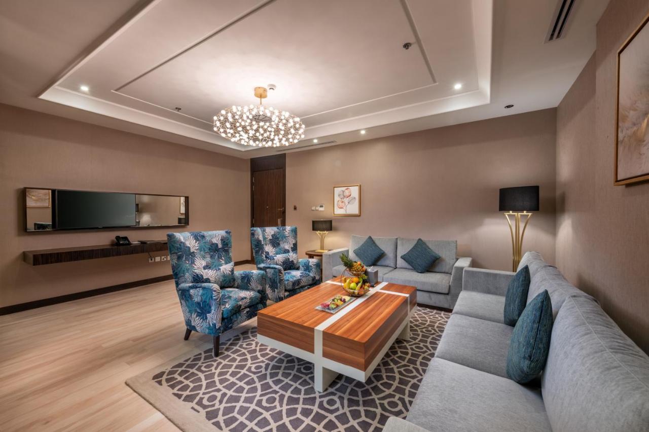 Nivel Hotel Abha Khamis Mushait Eksteriør billede A living room in a suite at the hotel