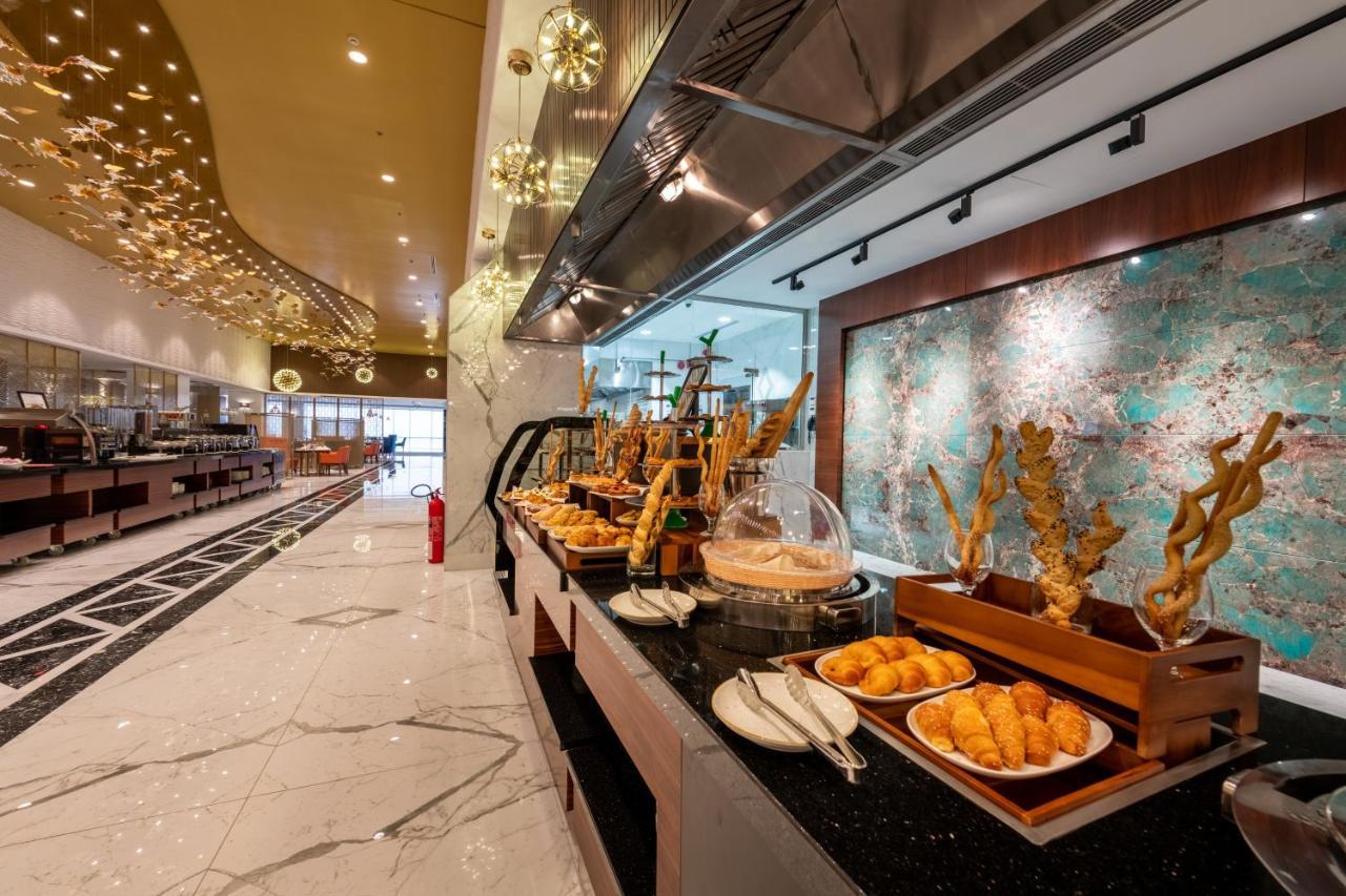 Nivel Hotel Abha Khamis Mushait Eksteriør billede The buffet at the lounge