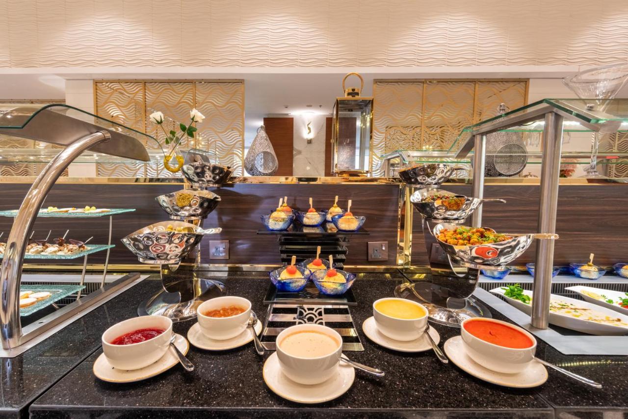 Nivel Hotel Abha Khamis Mushait Eksteriør billede A buffet at a hotel