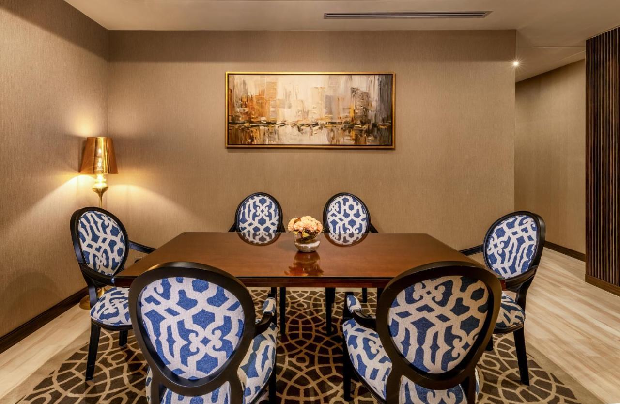Nivel Hotel Abha Khamis Mushait Eksteriør billede A private dining room at the Taj Mahal Palace, Mumbai