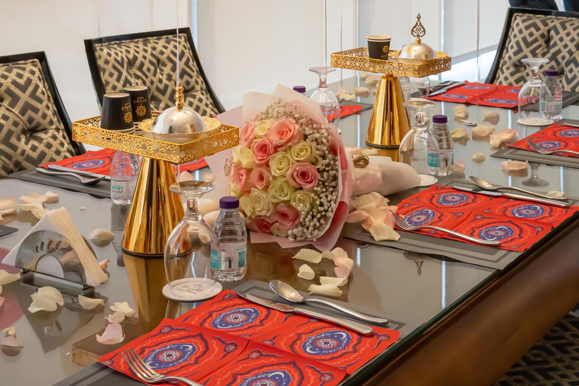 Nivel Hotel Abha Khamis Mushait Eksteriør billede A table set for a wedding reception
